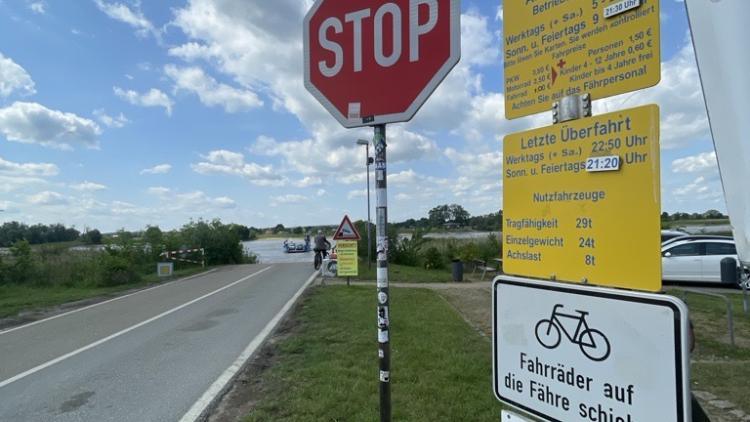 Stoppschild an der Fähre Amt Neuhaus