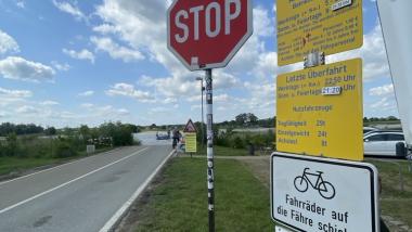 Stoppschild an der Fähre Amt Neuhaus